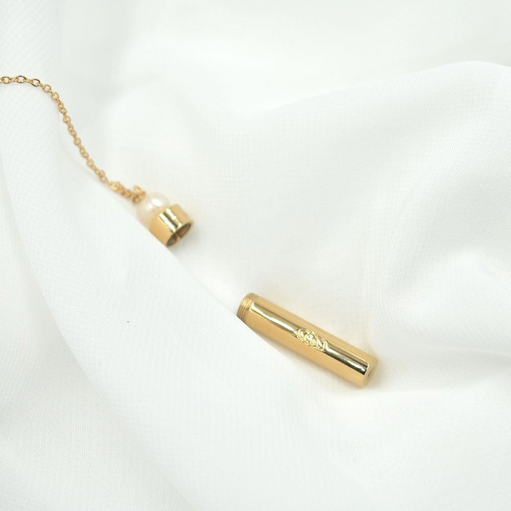 La intención de este collar es crear un amuleto en el que el ingrediente mágico es el poder de escribir tu deseo con la energía de tu amor conectándolo contigo mismo. El collar con cápsula en baño de oro 14k (Abundancia y merecimiento) grabada con amor infinito a ti mismo. Guardará en su interior tu deseo, sueño u objetivo escrito a mano por ti para manifestar ese deseo que tanto anhelas y para que funcione como un recordatorio del compromiso a la acción que debes tomar para lograr ese objetivo.
Medida Cadena: 48 cm
