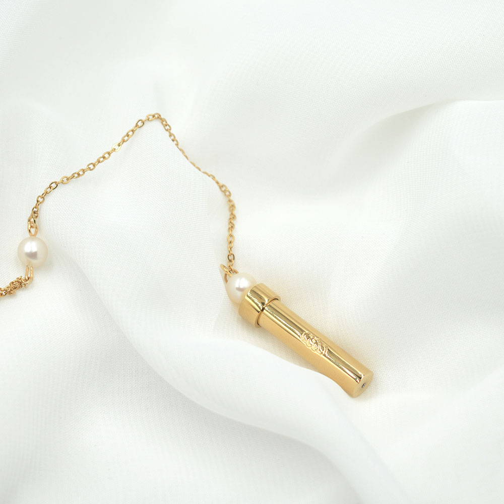 La intención de este collar es crear un amuleto en el que el ingrediente mágico es el poder de escribir tu deseo con la energía de tu amor conectándolo contigo mismo. El collar con cápsula en baño de oro 14k (Abundancia y merecimiento) grabada con amor infinito a ti mismo. Guardará en su interior tu deseo, sueño u objetivo escrito a mano por ti para manifestar ese deseo que tanto anhelas y para que funcione como un recordatorio del compromiso a la acción que debes tomar para lograr ese objetivo.
Medida Cadena: 65.5 cm
Medida Largo cápsula: 16 mm