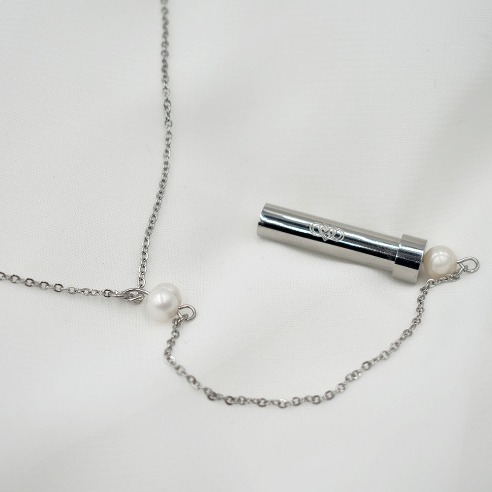 La intención de este collar es crear un amuleto en el que el ingrediente mágico es el poder de escribir tu deseo con la energía de tu amor conectándolo contigo mismo. El collar de acero grabada con amor infinito a ti mismo. Guardará en su interior tu deseo, sueño u objetivo escrito a mano por ti para manifestar ese deseo que tanto anhelas y para que funcione como un recordatorio del compromiso a la acción que debes tomar para lograr ese objetivo.
Medida Cadena: 65.5 cm

Medida Largo cápsula: 16 cm