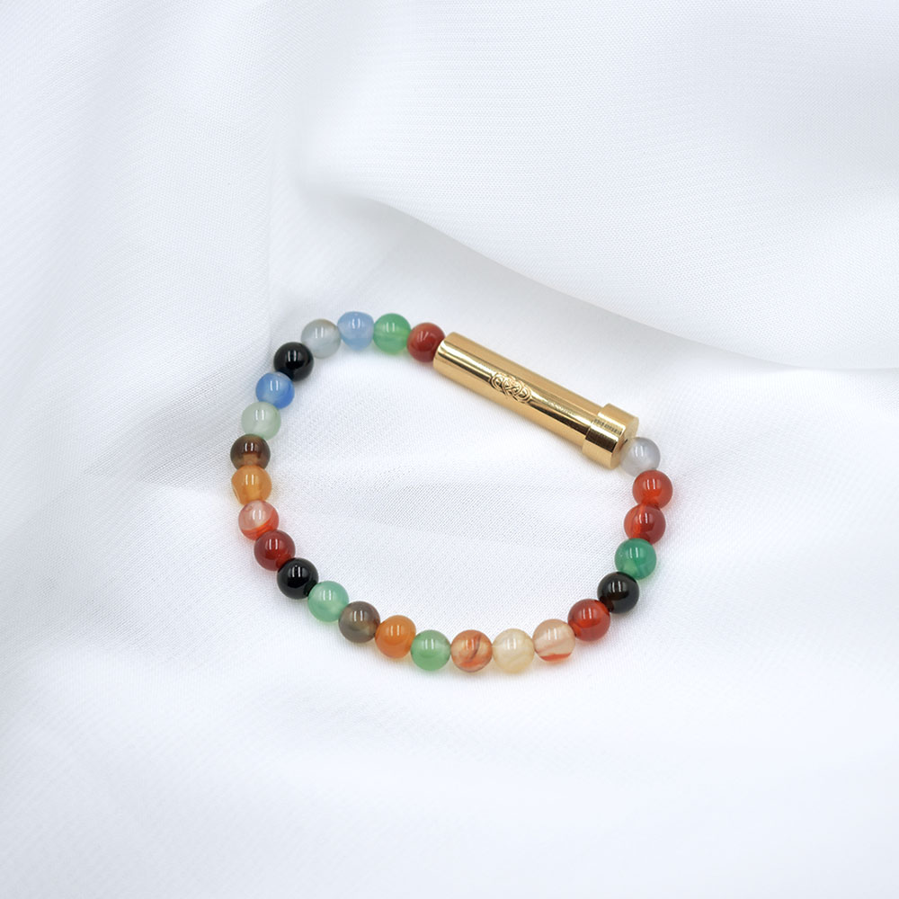 La intención de esta pulsera es crear un amuleto en el que el ingrediente mágico además de las piedras será el poder de escribir tu deseo con la energía de tu amor conectándolo contigo mismo. La cápsula tiene baño de oro 14K y está grabada con amor infinito a ti mismo, guardará en su interior tu deseo, sueño u objetivo escrito a mano por ti para manifestar eso que tanto anhelas y para que funcione como un recordatorio del compromiso a la acción que debes tomar para lograr ese objetivo.