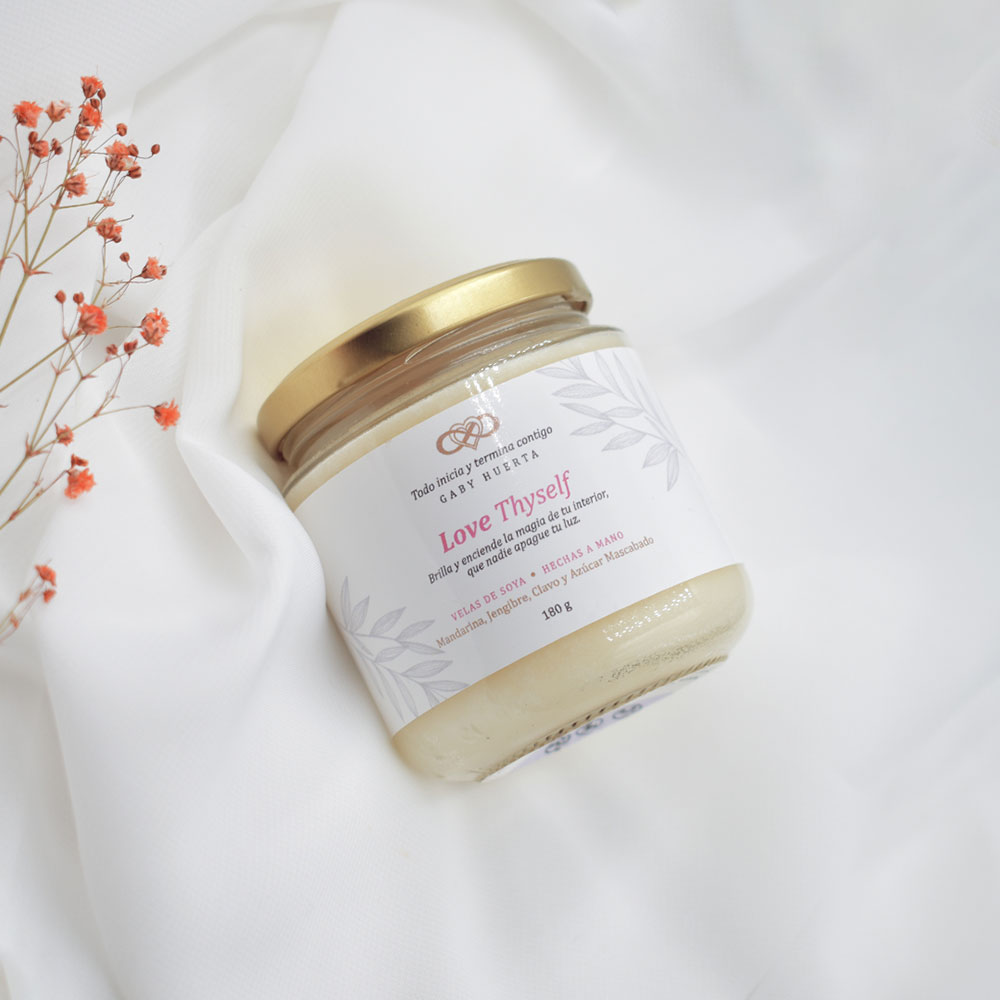 Vela de soya hecha a mano con aceites esenciales de mandarina, jengibre, clavo y azúcar mascabado. La intención de esta vela es que brilles y enciendas la magia de tu interior. Es un recordatorio de que nadie puede apagar tu luz.  A través del olfato conectarás con aromas que te evocarán con recuerdos, personas, lugares, sensaciones por medio de anclajes emocionales. Los aromas de los aceites esenciales crean la atmósfera perfecta para trabajar en ti en diferentes momentos.